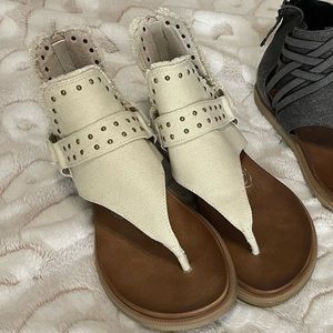 Womens Size 9 white Blow Fish sandals